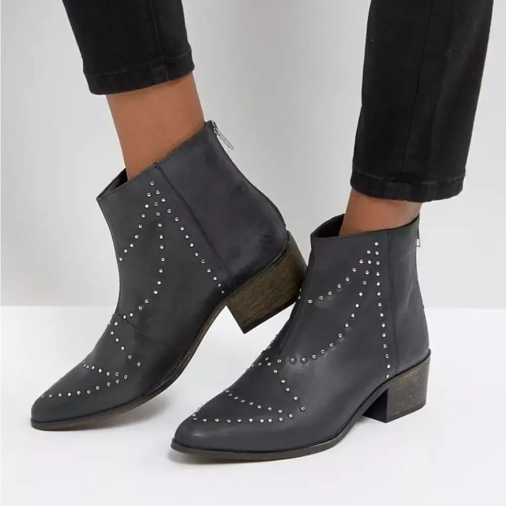 UNIVERSAL TRHEA STUDDED WESTERN POINTY TOE WOMEN"S ANKLE BOOT